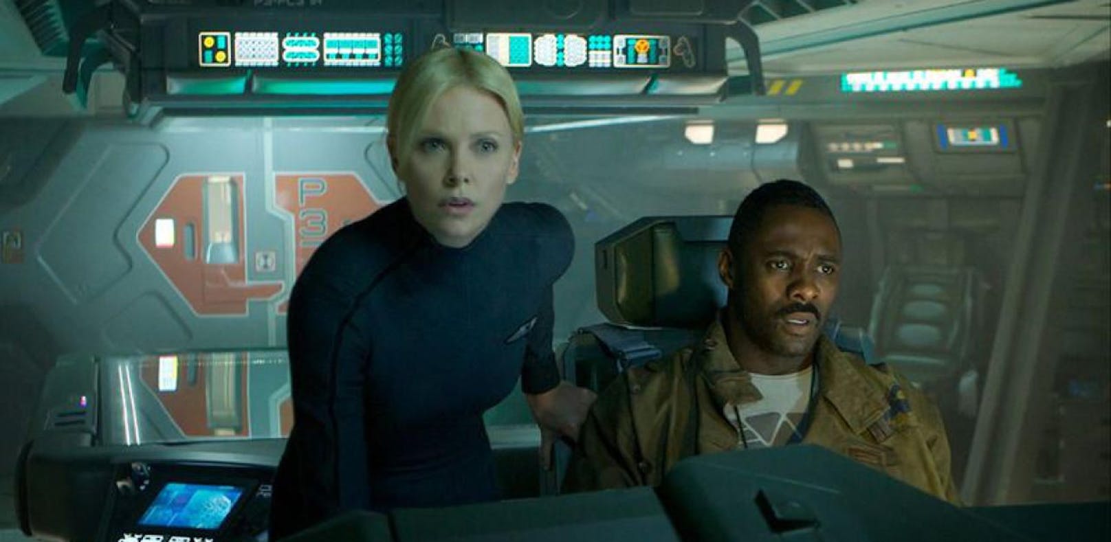 Pilot Janek (Idris Elba,r.) und Kommandantin Vickers (Charlize Theron, l.)