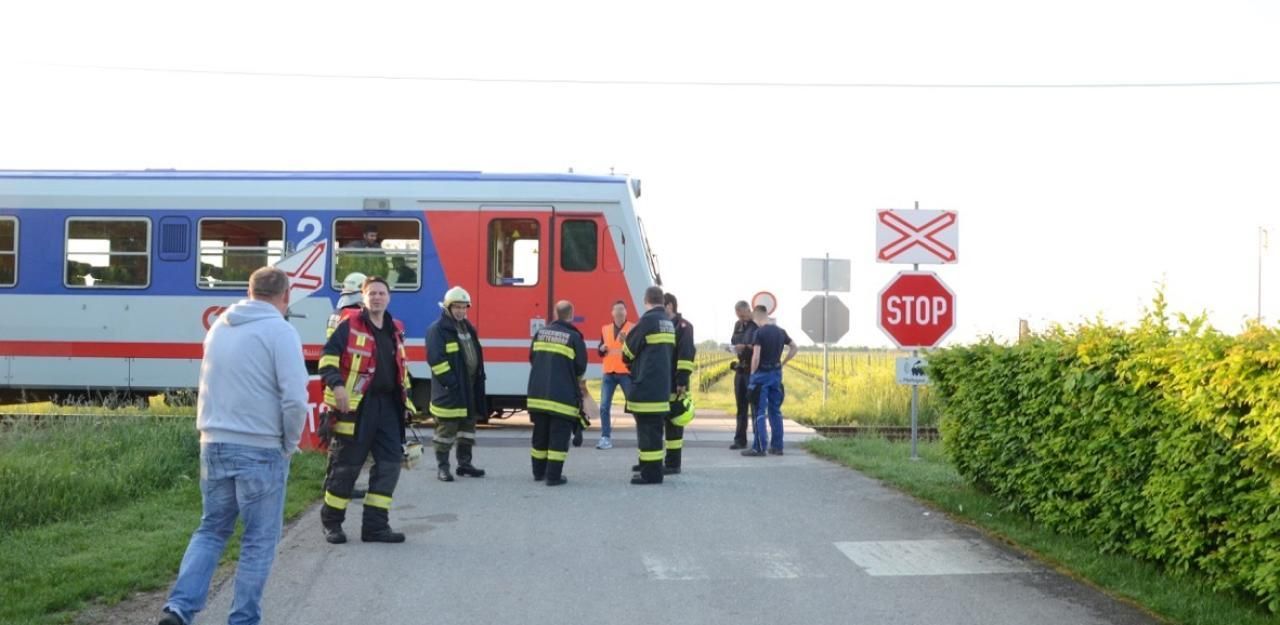Heute.at - Lenker (19) übersah Zug: Aspangbahn rammt Pkw