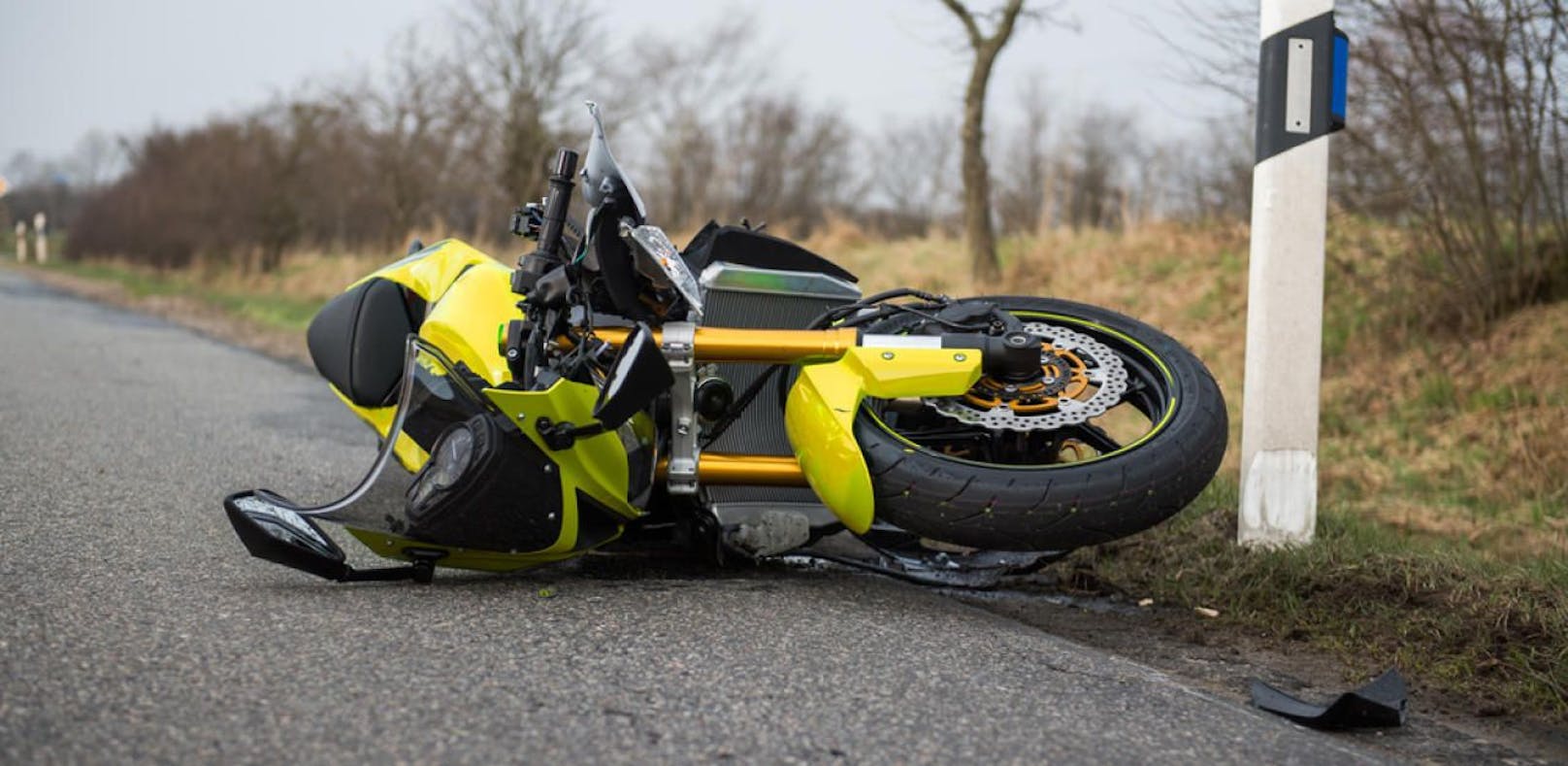 Der Motorradfahrer erlitt bei dem Unfall einen Unterarmbruch