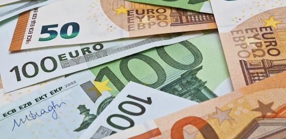 Ein Kreditgeber verlangt weniger Geld zurück, als er verleiht.