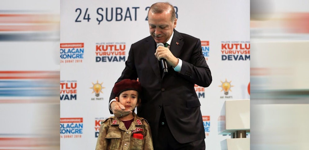 Das Mädchen weinte die ganze Zeit über.