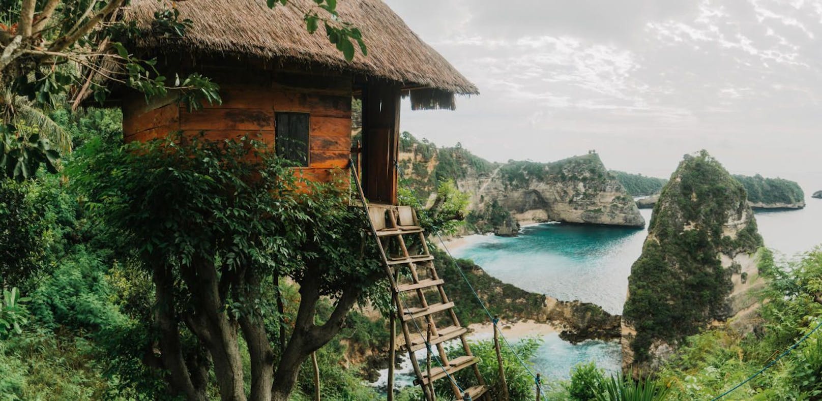Willkommen im Paradies! Dieses Baumhaus steht in Nusa Penida auf Bali