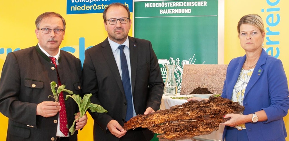 Richard Hogl, Bernhard Ebner und Klaudia Tanner schlagen Alarm: Viele Landwirte stehen vor dem Ruin.