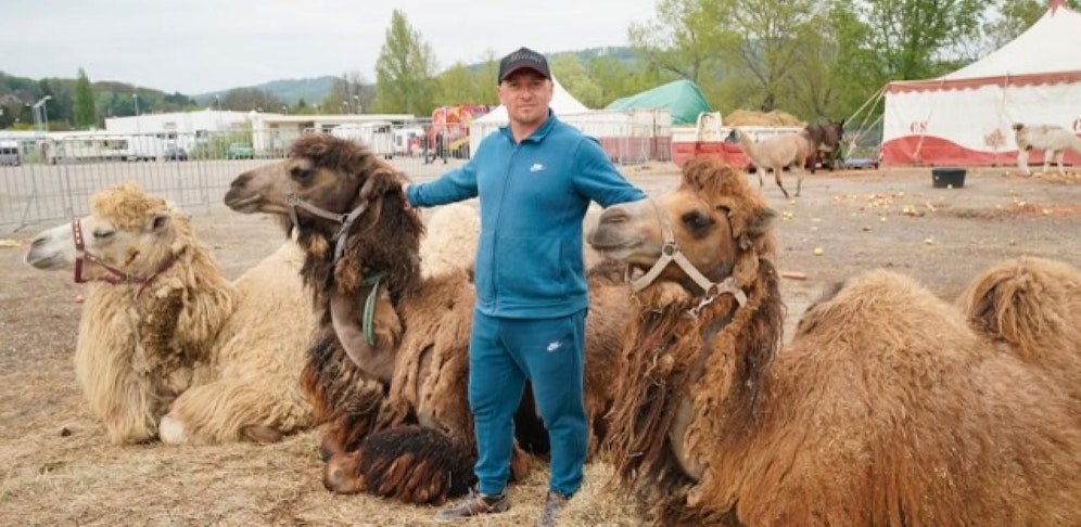 Direktor des Circus, Benjamin Spindler, mit seinen Tieren