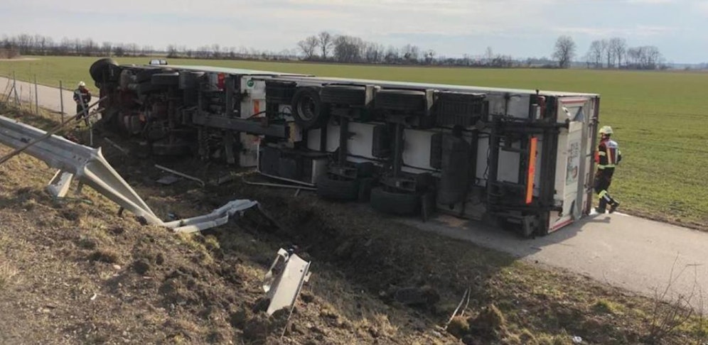 Der Lkw blieb seitlich liegen.