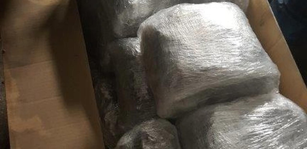 Die Polizei fand Drogen im Wert von 200.000 Euro (siehe Bild), nahm drei Männer fest.