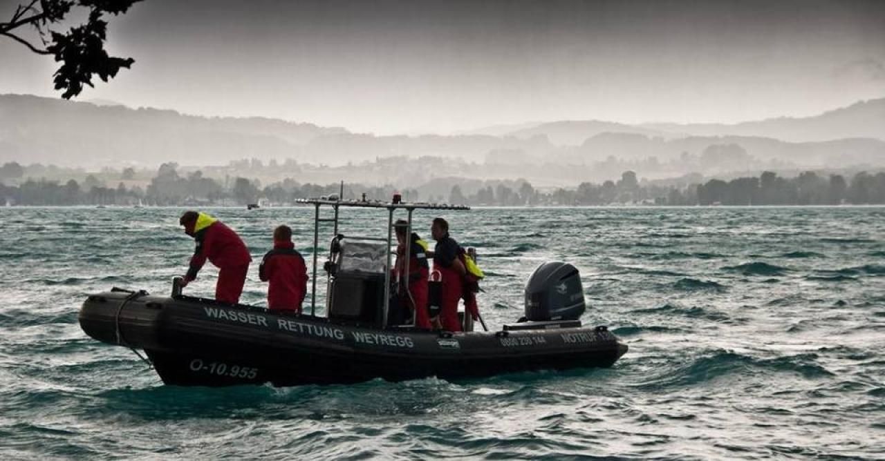 Die Wasserrettung holte den 62-Jährigen aus dem Attersee. (Symbolbild)