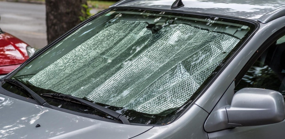 Sonnenreflektor an der Windschutzscheibe. Symbolfoto