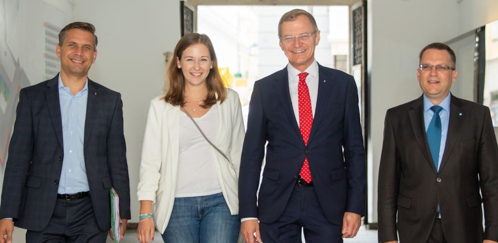 v.l. ÖVP Landesgeschäftsführer Wolfgang Hattmansdorfer, NR-Kandidatin Claudia Plakolm, LH Thomas Stelzer und Spitzenkandidat August Wöginger  