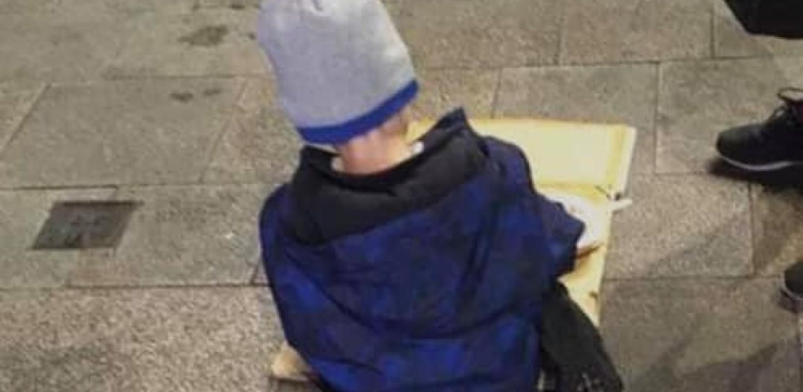 Eine Hilfsorganisation für Obdachlose in Dublin postete das Foto eines fünfjährigen Buben, der auf der Straße isst.