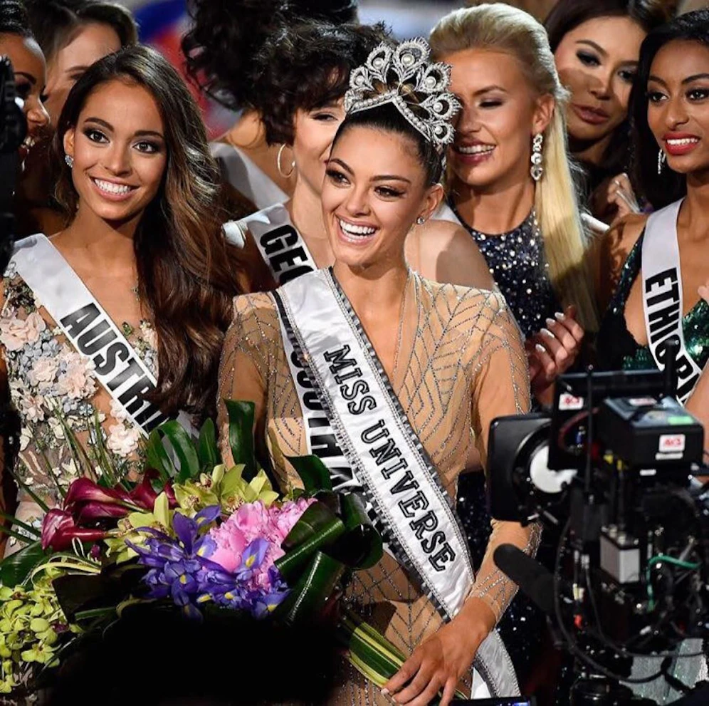 Celine Schrenk neben der neuen Miss Universe 2017 Demi-Leigh Nel-Peters 