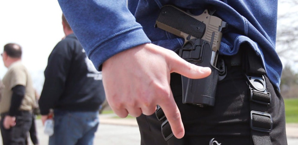 Ein Mann reichte auf einer Geburtstagsfeier seine Waffe weiter. Sein Neffe (6) löste unabsichtlich einen Schuss.