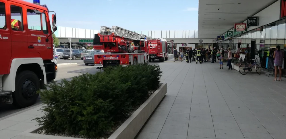 Unbekannter warf Metallbox vor Geschäft in Groß Enzersdorf. 