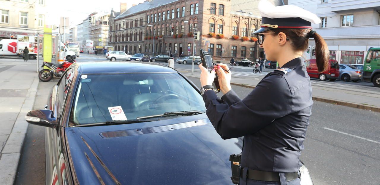 Parkpickerl-Kontrolle in Wien-Favoriten: Auch Strafen werden teurer.