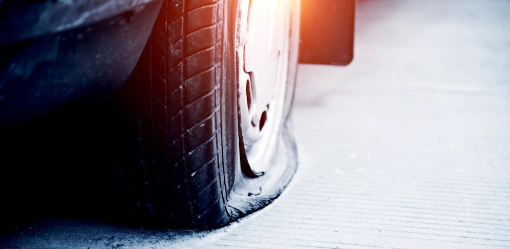 Aus unerwiderter Liebe soll der 28-Jährige auf die Autoreifen eingestochen haben (Symbolbild). 