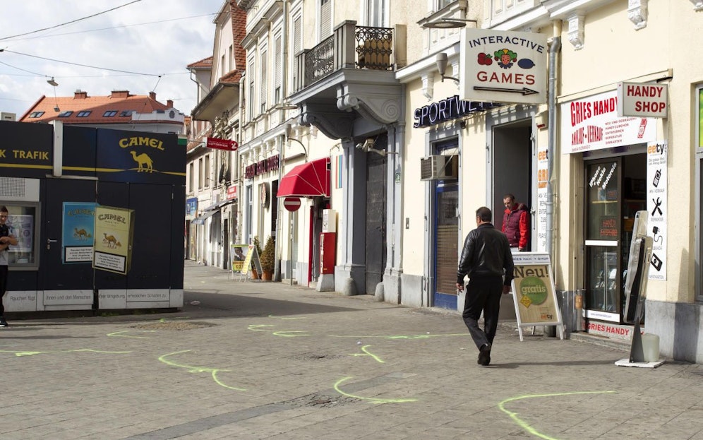 Markierungen am Pflaster des Griesplatz in Graz nachdem in der Nacht auf Samstag, 21. September 2013, ein Mann bei einer Messerstecherei starb und ein weiterer schwer verletzt wurde. Archivbild