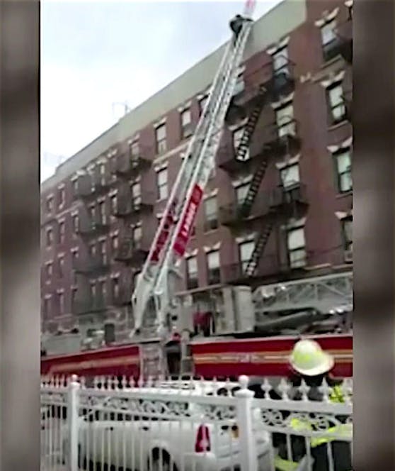 Tatort Bronx: In diesem Wohnkomplex geschah die Verzweiflungstat. Die Feuerwehr löschte den Brand, aber zwei Menschen kamen zu Tode.