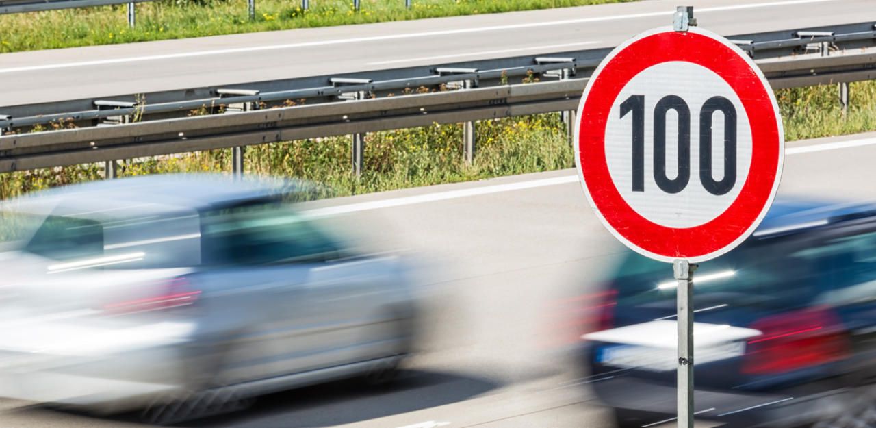 Symbolbild: Tempo 100 auf der Autobahn.