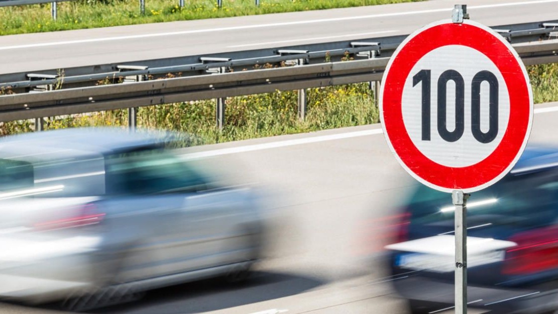 Symbolbild: Tempo 100 auf der Autobahn.