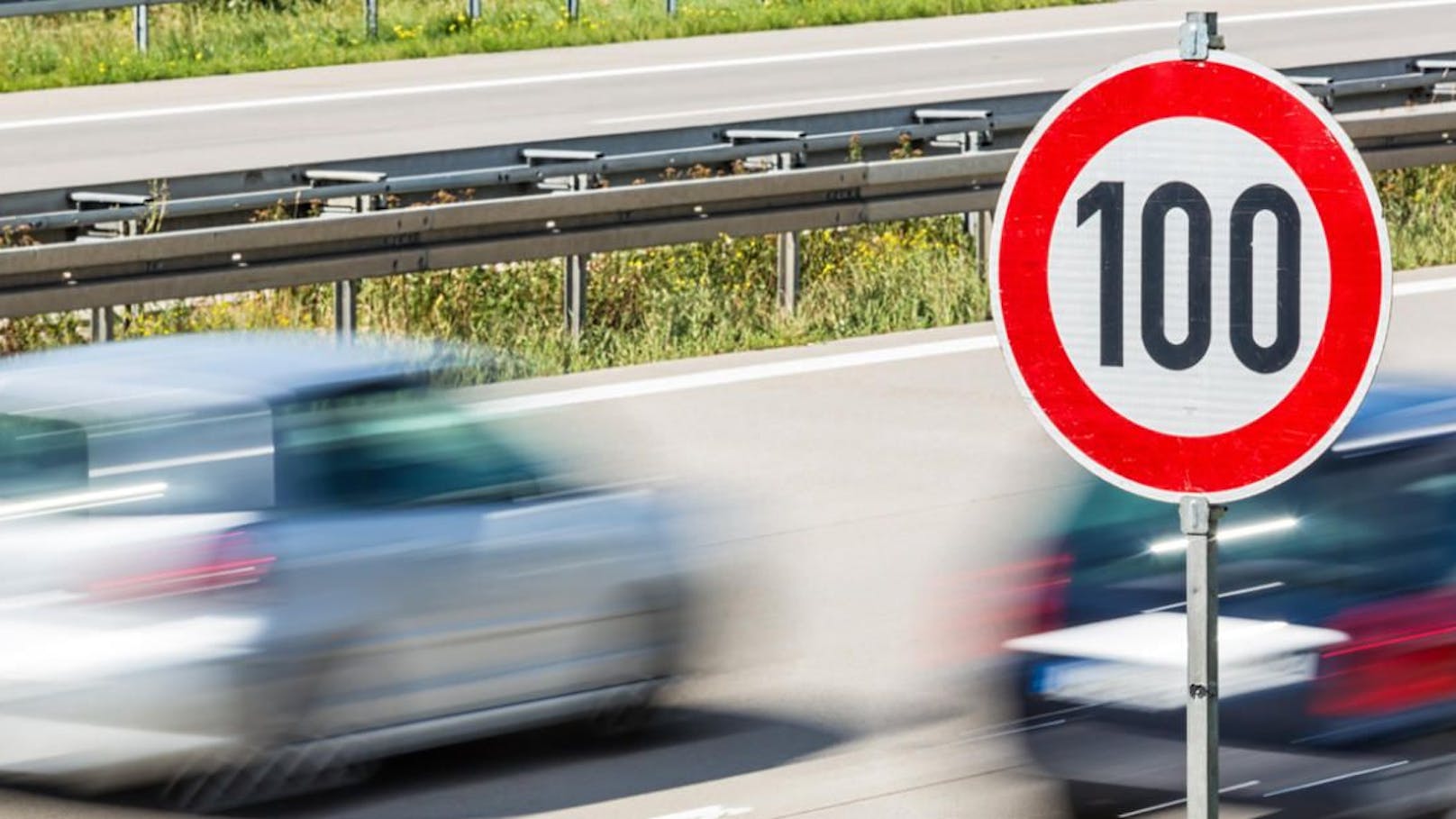 Tempo 100 auf der Autobahn ist umstritten.&nbsp;Mit den aktuellen Tempolimits auf österreichischen Autobahnen sind 71 Prozent zufrieden.