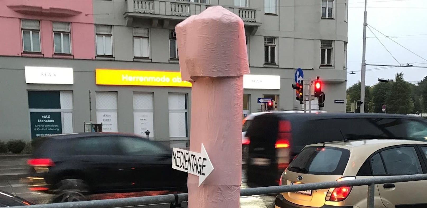 "Penis" als Medienprotest am Wiener Hauptbahnhof
