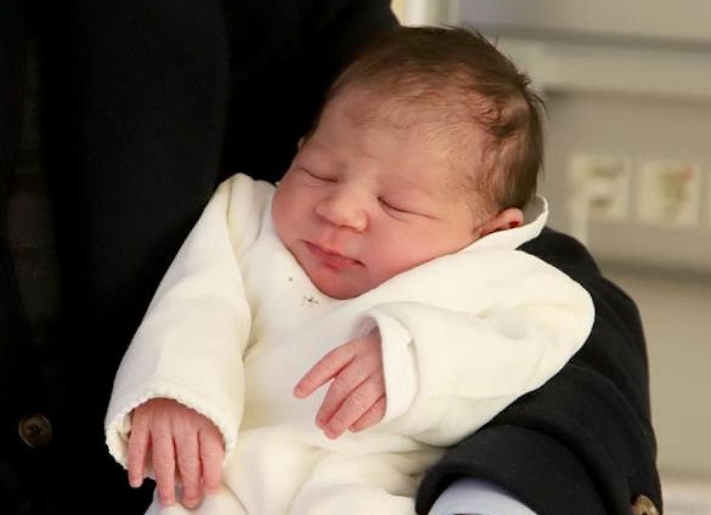 Die kleine Tiffany-Cataleya-Chloe ist das erste Baby, das im neuen Jahr in einem Spital des Wiener Krankenanstaltenverbundes (KAV) zur Welt gekommen ist. Das Mädchen wurde am 1. Jänner um 0.22 Uhr im AKH Wien geboren, ist 49 cm groß und wiegt 2.800 Gramm. Das Mädchen und die Mutter sind wohlauf. Foto: Baby mit OPA!!! C: KAV/Votava 