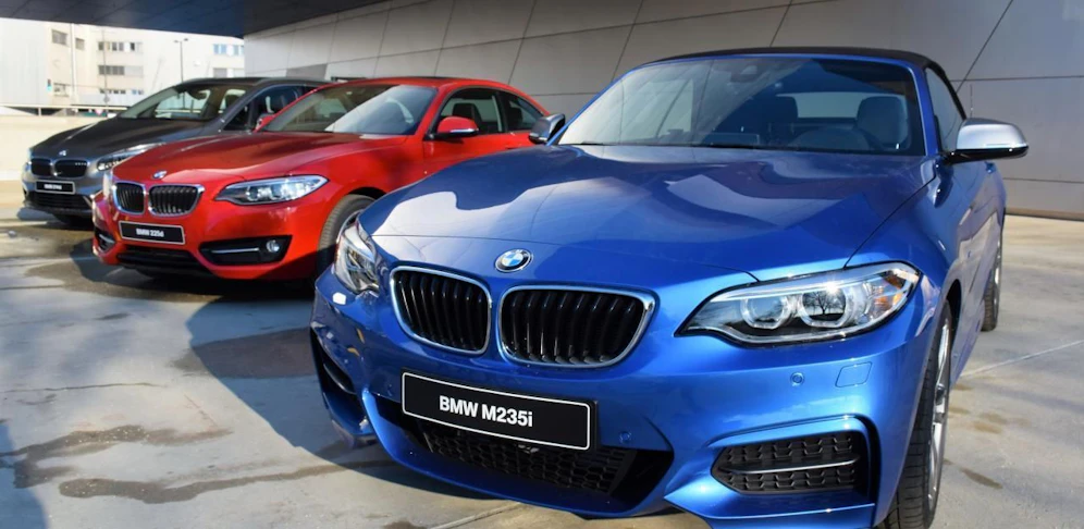 Zehn BMW wurden aufgebrochen und ausgeräumt.