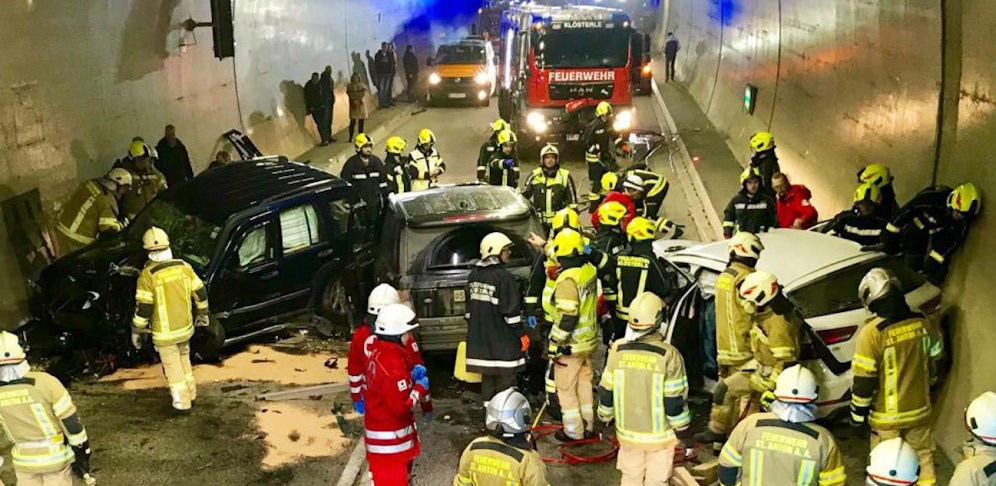 Elf Personen wurden verletzt.