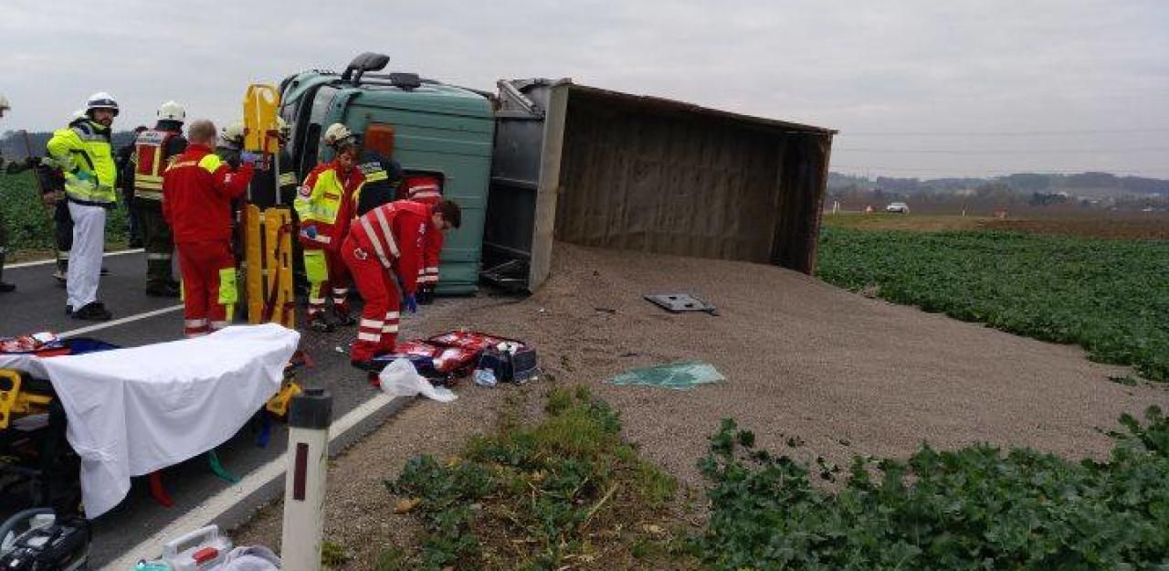 Heute.at - Lkw stürzte um: Tonnen an Sand auf Straße verteilt