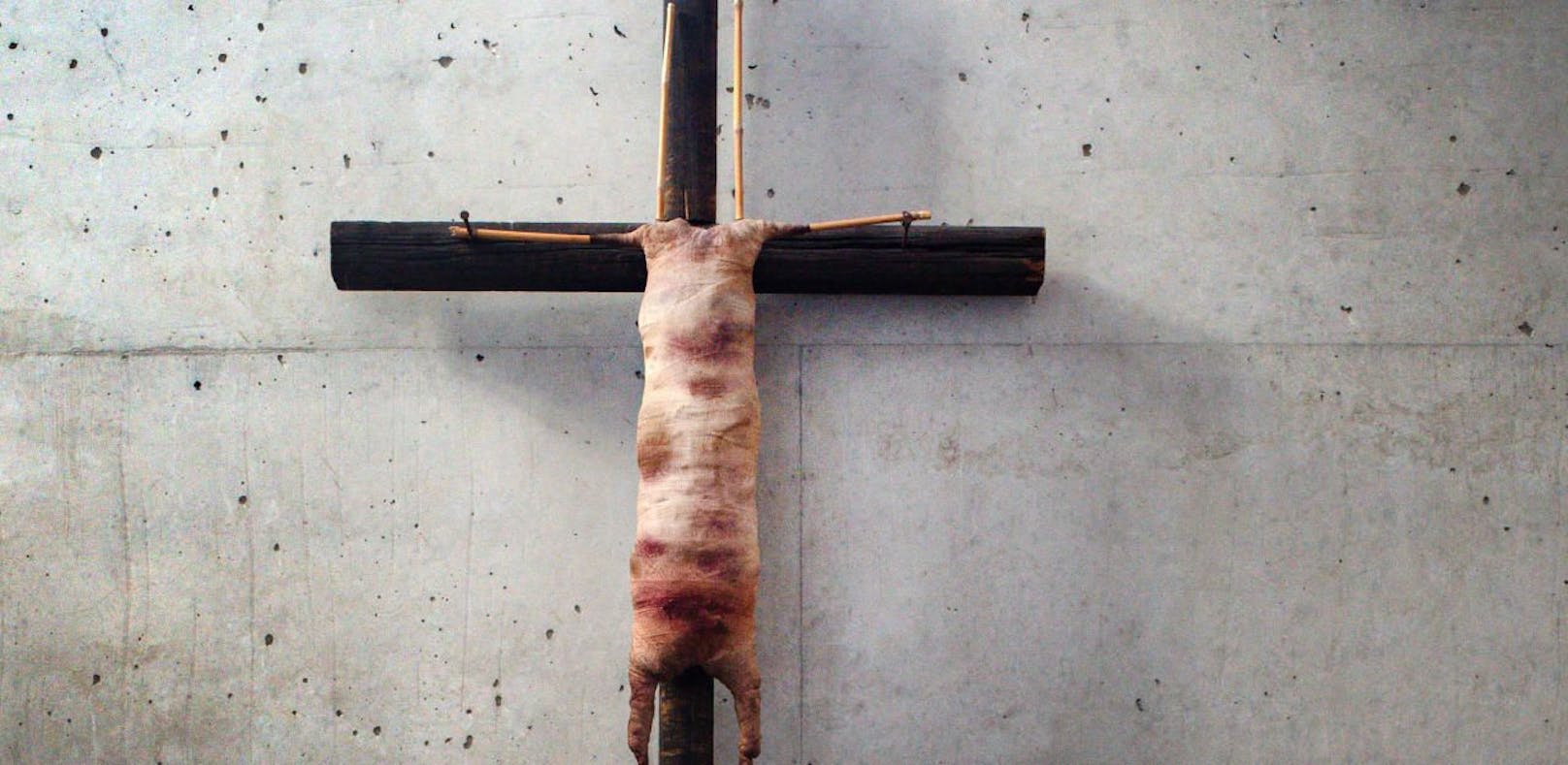 Dieses Kreuz von dem Künstler Axel Vater sorgt in Mönchengladbach für Ärger.