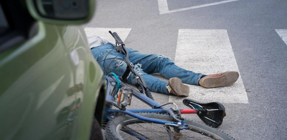 Der Autofahrer ließ die verletzte Frau einfach auf der Straße liegen
