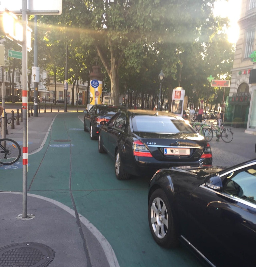 Die Fahrzeuge mit Diplomatenkennzeichen parkten auf einem Radweg. 