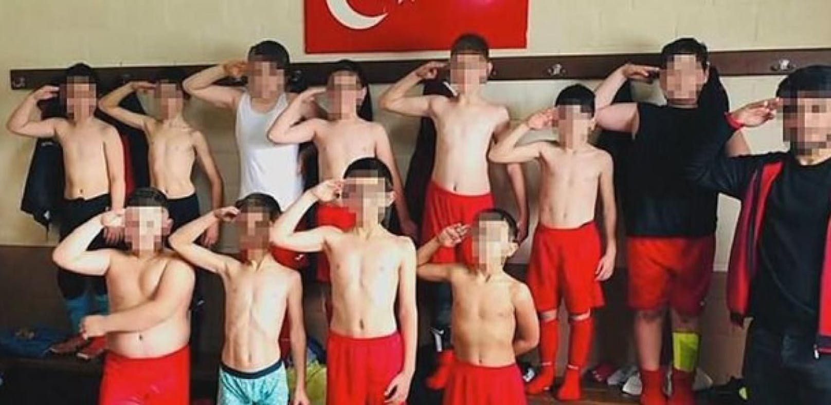 Der belgische Klub FC Beringen lässt Zehnjährige mit türkischen Wurzeln für die türkische Militär-Offensive in Nordsyrien salutieren.