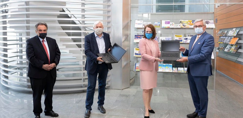 Franz Chalupecky (Vorstandsvorsitzender ABB AG), Bildungsdirektor Johann Heuras, Bildungs-Landesrätin Christiane Teschl-Hofmeister, Gemeindebund-Präsident Alfred Riedl (v.l.)