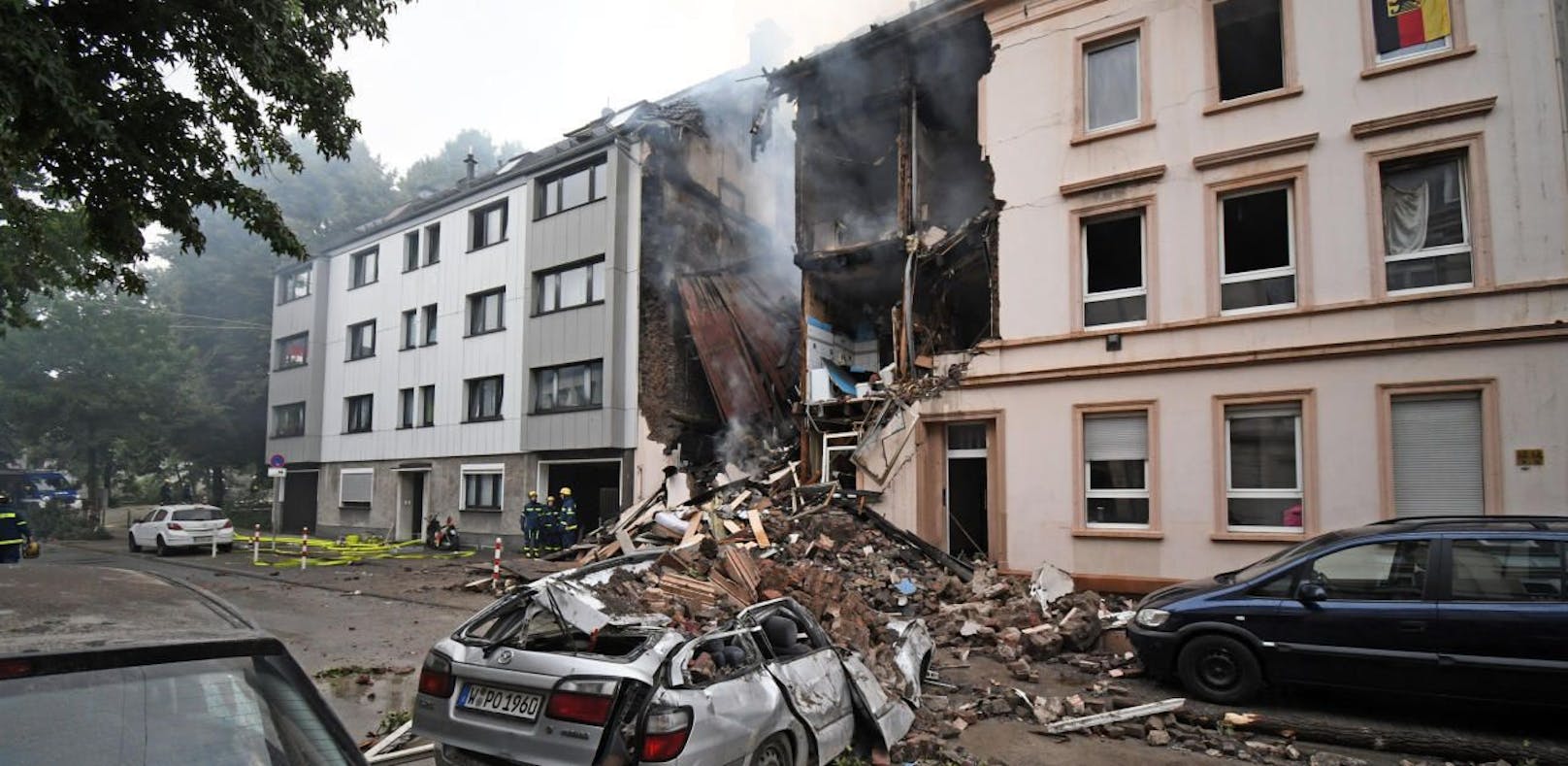 Nordrhein-Westfalen, Wuppertal: Die Trümmer eines Hauses, in dem es in der Nacht eine Explosion gegeben hat, liegen auf der Straße. 