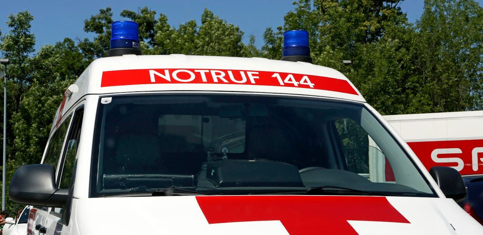 Der 12-Jährige wurde vom Rettungsteam ins Landeskrankenhaus Salzburg gebracht. 