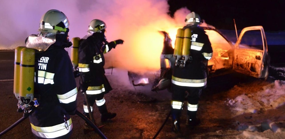 Die Feuerwehr beim Löschen.
