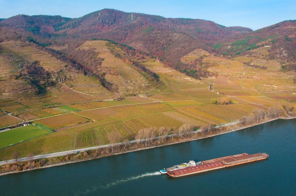 Luftaufnahme von einem Schubverband, der gerade stromabwärts kurz vor Dürnstein in der Wachau (NÖ) unterwegs ist. Archivbild