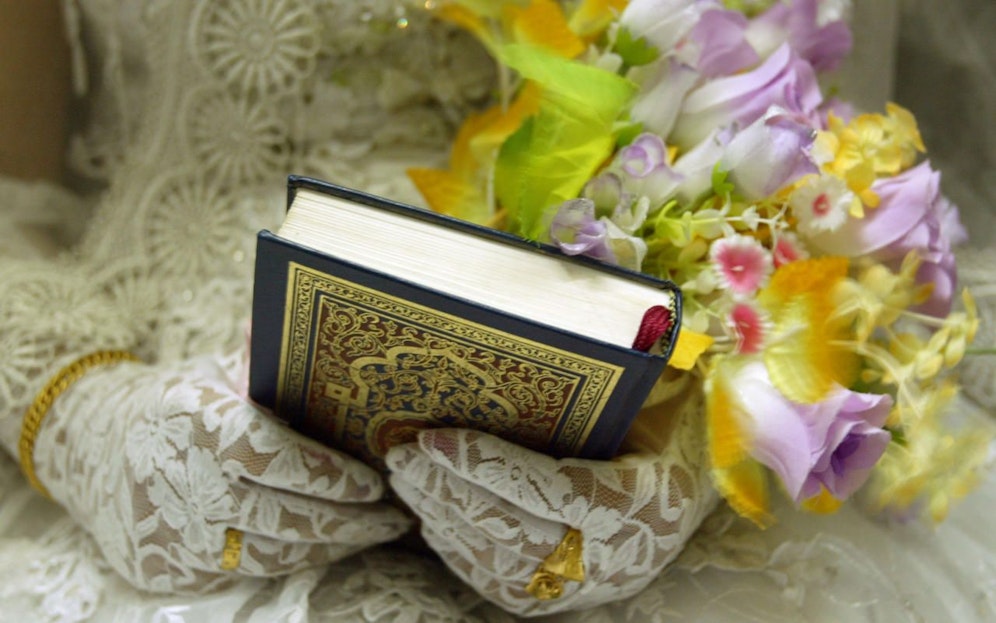 Eine irakische Braut hält den Koran in den Händen. Die Verheiratung Minderjähriger ist in dem Land laut einer UNO-Studie immer noch weit verbreitet.
