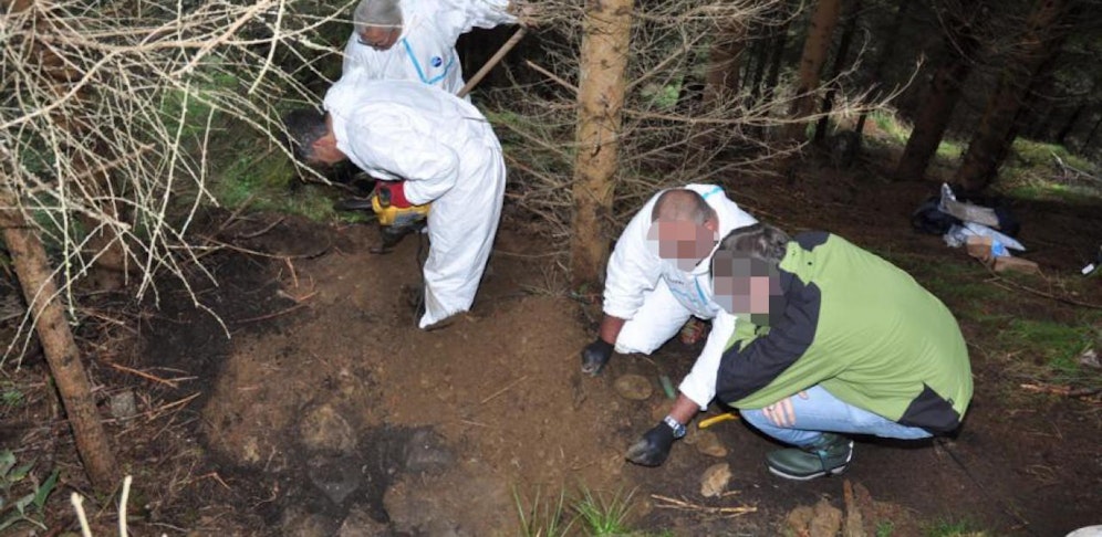 Die Tatortermittler beim Fundort der einbetonierten Leiche.