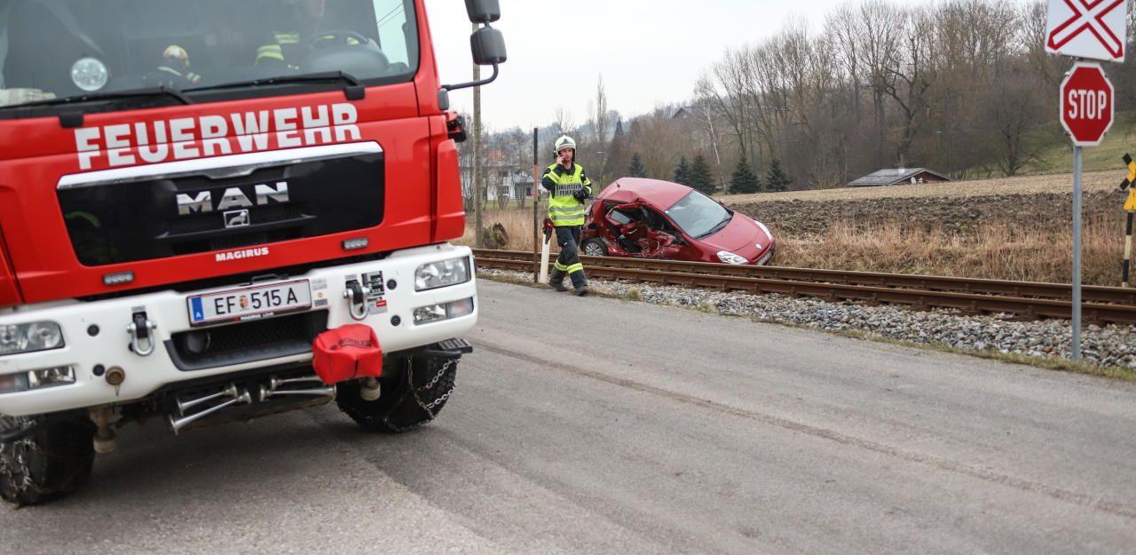 Heute.at - Auto von Zug erfasst und meterweit mitgeschleift