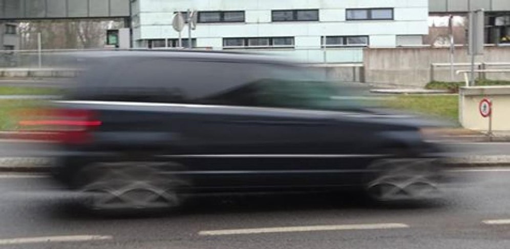 Der Raser überholte mehrmals im Überholverbot.