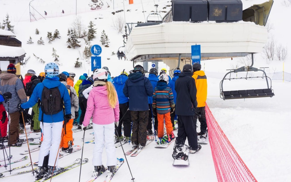 Wintersportler in der Warteschlange eines Sesselliftes. Symbolfoto.