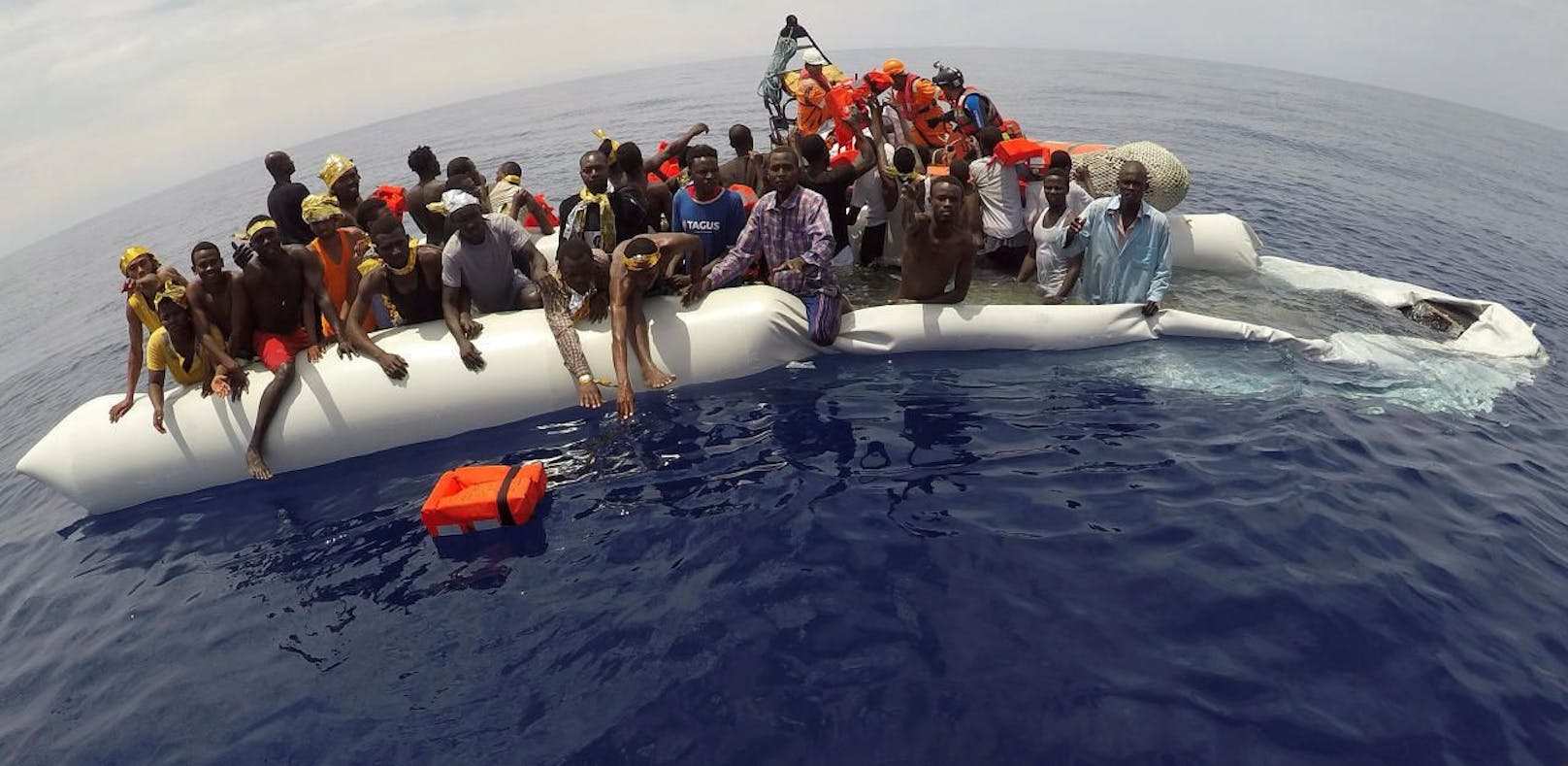 Flüchtlinge auf einem Schlauchboot im Mittelmeer. Archivbild.