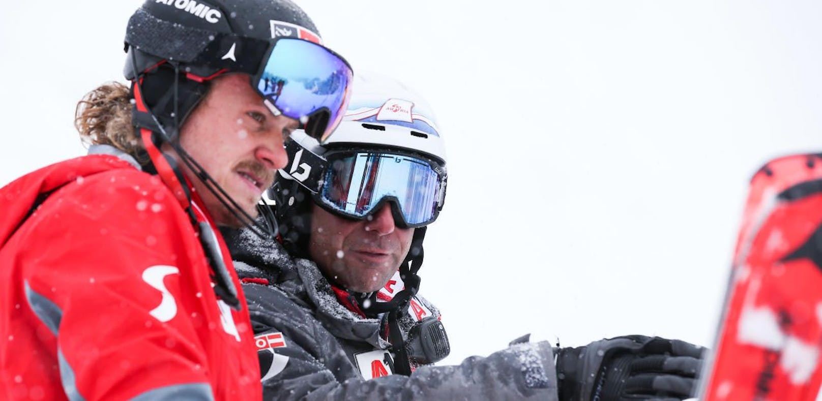 ÖSV-Slalom-Coach Marko Pfeifer und Manuel Feller. 