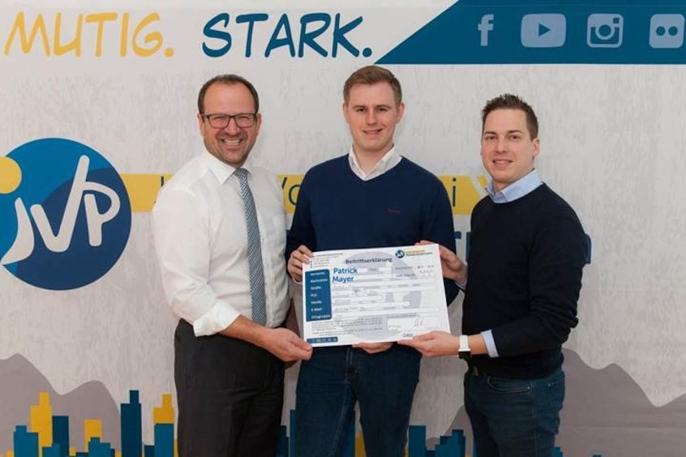 Patrick Mayer (Mitte) mit JVP-NÖ-Chef Bernhard Heinreichsberger (re.) und VP-Landesgeschäftsführer Bernhard Ebner