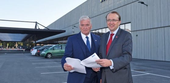 Landesvize Franz Schabl und Bürgermeister Matthias Stadler mit dem Gutachten.