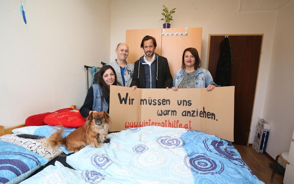 Die Caritas startet wieder ihre Winternothilfe: Generalsekretär Klaus Schwertner (2.v.r.), Leiter des Haus St. Josef Anita Scherzer (r.) mit Bewohnern des Haus St. Josef in Wien-Neubau.