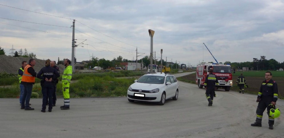 Die Feuerwehr Münchendorf sperrte die Einsatzstelle großräumig ab, ÖBB-Mitarbeiter erdeten die Oberleitung.