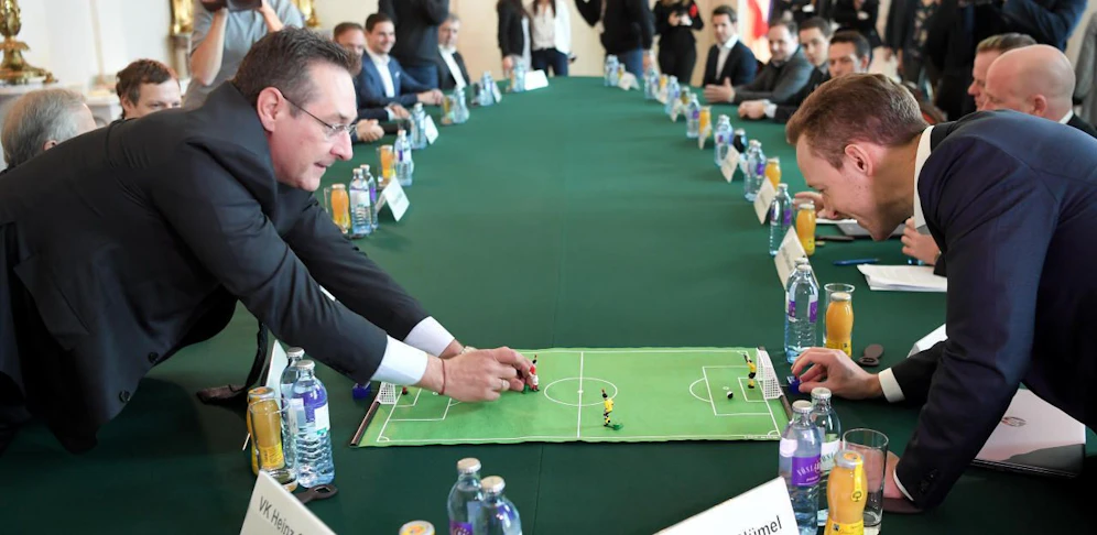 Heinz-Christian Strache und Gernot Blümel beim Tipp-Kick.